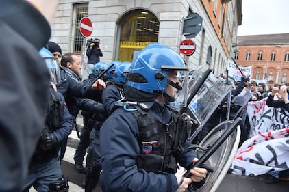Scontri tra studenti e forze dell'ordine alla Statale di Milano 19