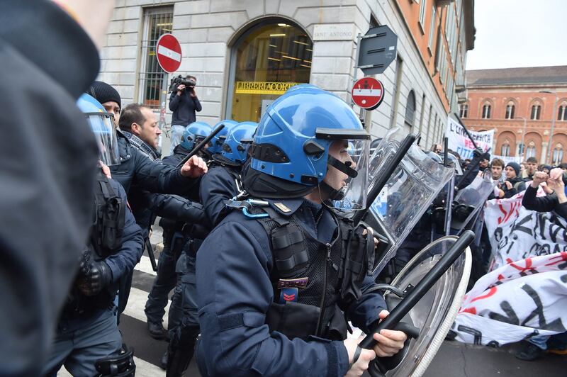 Scontri tra studenti e forze dell'ordine alla Statale di Milano 19