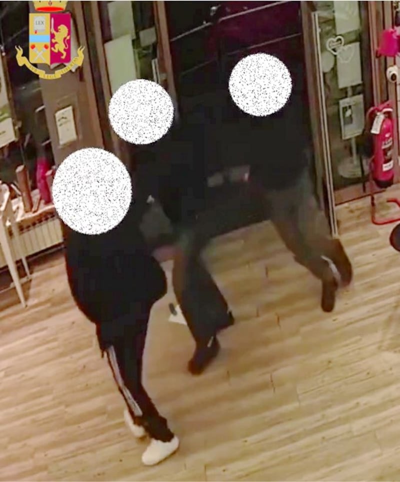 Rapina a mano armata in farmacia 5