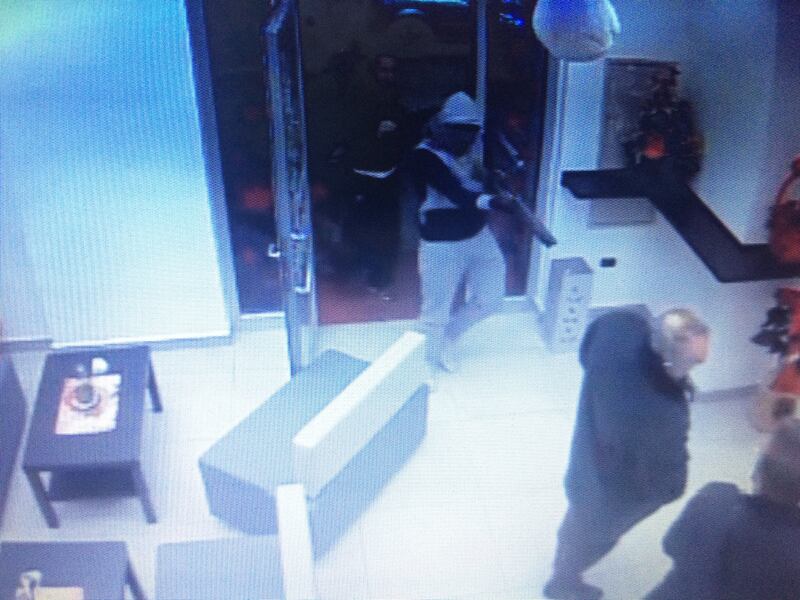 "Troppe rapine, costretti a chiudere il bar di notte": i banditi in azione 2