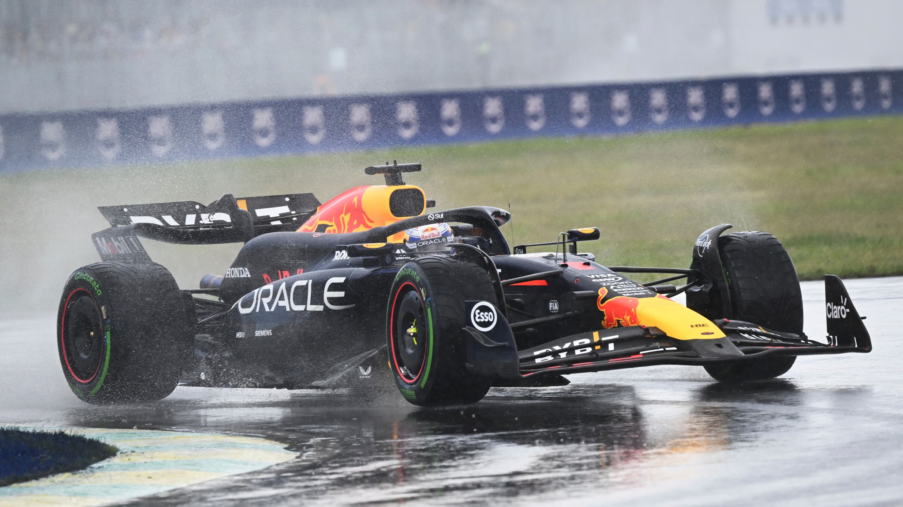 F1, disastro Ferrari in Canada. Fuori sia Leclerc che Sainz, vince Verstappen