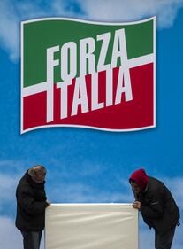 Blitz delle forze dell'ordine: rimosso lo striscione "È colpo di Stato" 5