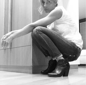 Martina Colombari sexy in ascensore 14