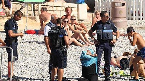 Nizza, donna in burkini obbligata a denudarsi