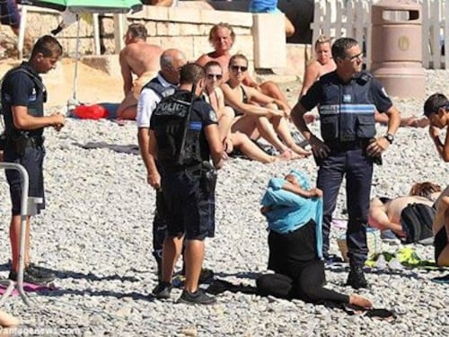 Nizza, donna in burkini obbligata a denudarsi