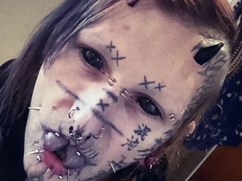 "Odio gli esseri umani". Spende tutto in tatuaggi e piercing per diventare una belva