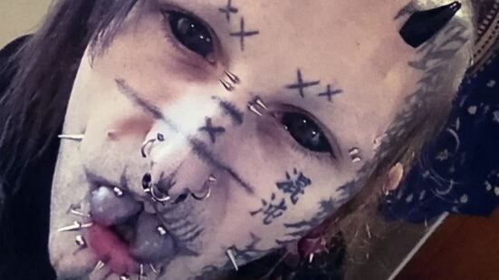"Odio gli esseri umani". Spende tutto in tatuaggi e piercing per diventare una belva