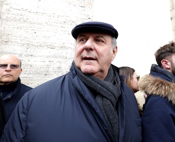 La famiglia, gli amici, i vip: il mondo della tv saluta Costanzo 25