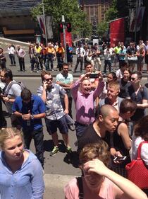 Sydney, i passanti si fanno i selfie davanti alla cioccolateria 2