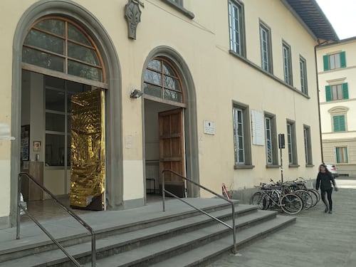 Coperte termiche sui portoni della scuola: l'ideologia pro-immigrazione arriva anche ai minorenni