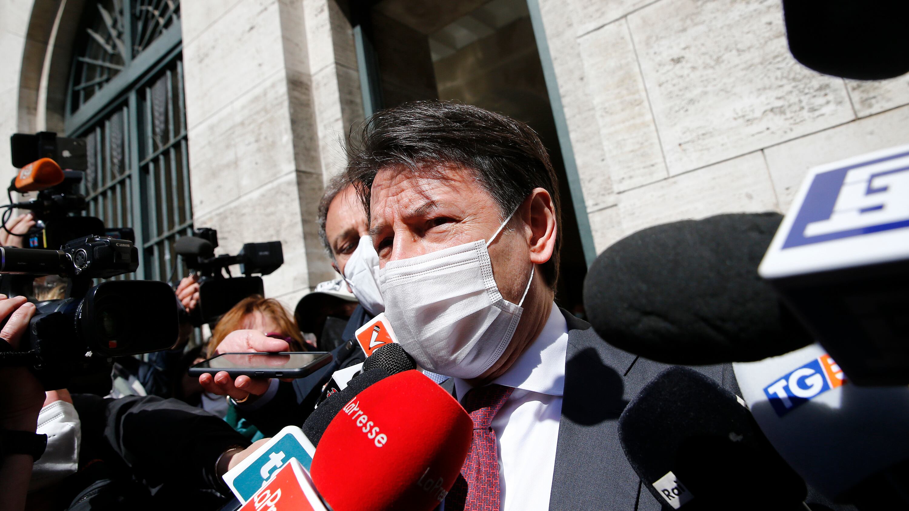 Giuseppi cambia il look del Movimento 5 Stelle. Ma rischia un altro flop
