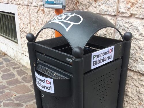 Il sindaco di Mantova chiama la polizia contro gli adesivi "Parlateci di Bibbiano"