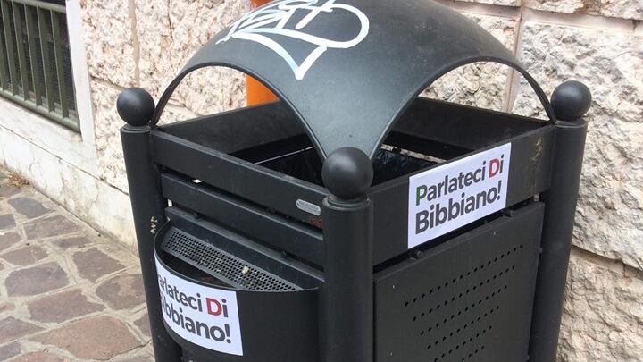 Il sindaco di Mantova chiama la polizia contro gli adesivi "Parlateci di Bibbiano"