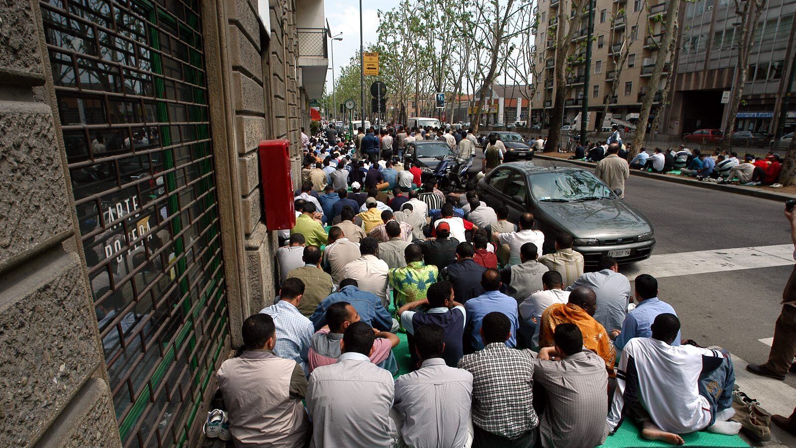 Protesta "stile Jenner", la preghiera in strada per avere la moschea
