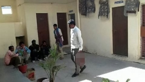 Decapita la moglie con la spada. Poi porta la testa ai poliziotti