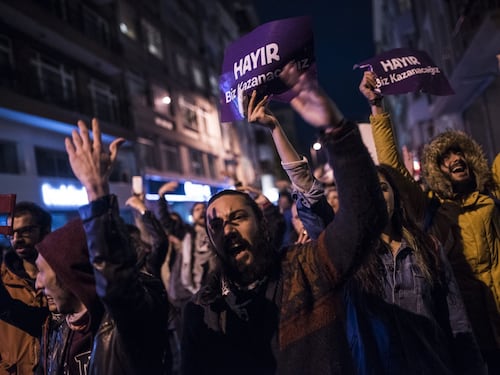 Le proteste nel bastione laico di Istanbul