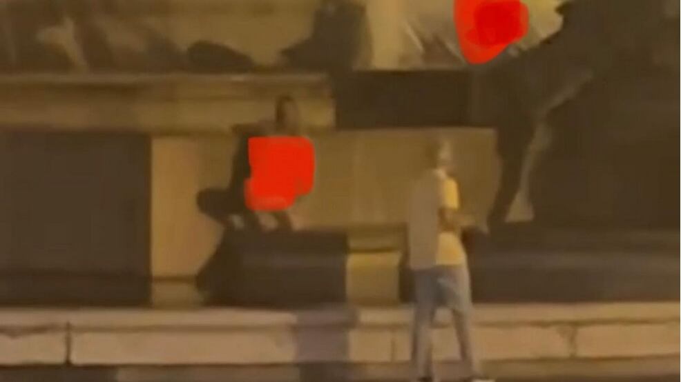 Lei in topless, lui urina sulla statua. L'ultimo sfregio alla Capitale