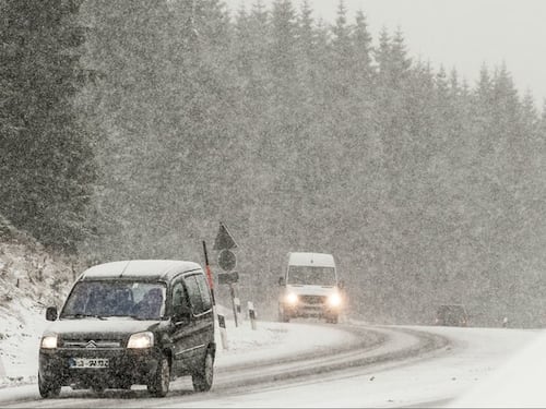 Ecco l'inverno: gelo e neve fuori stagione, martedì neve sulle coste