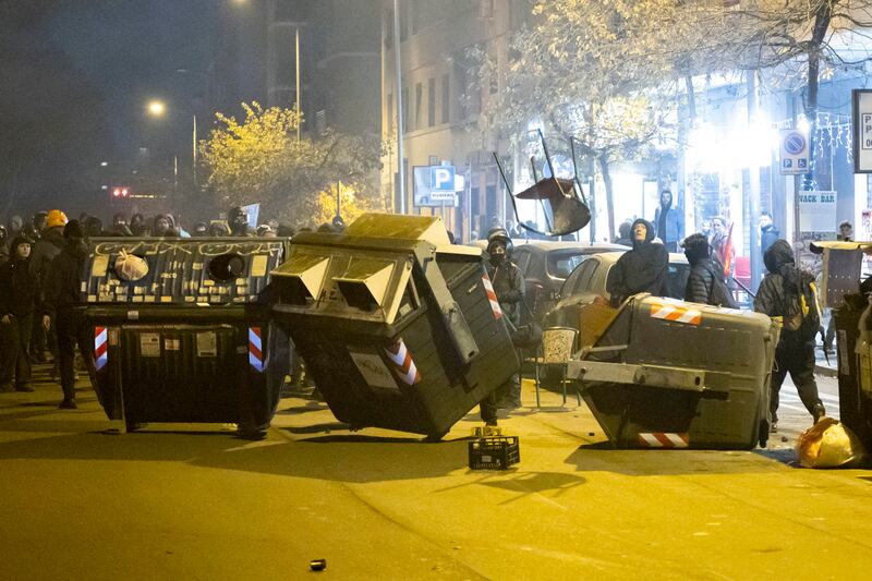 Scontro tra anarchici e polizia al corteo di Roma per Cospito 1