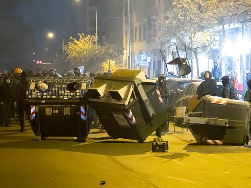 Scontro tra anarchici e polizia al corteo per Cospito a Roma