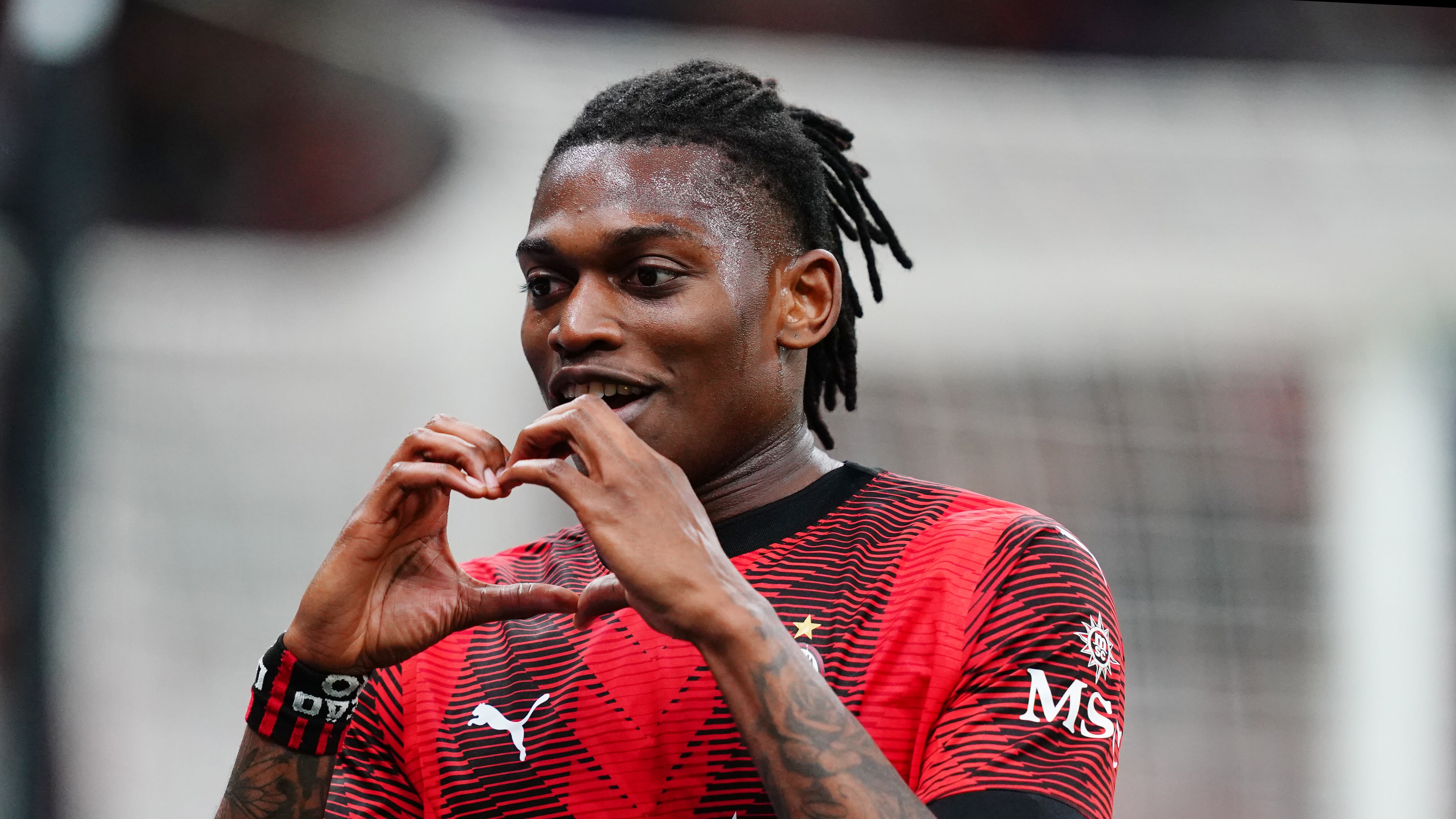 Offerta choc per Leao e i tifosi del Milan tremano: ecco chi offre 175 milioni
