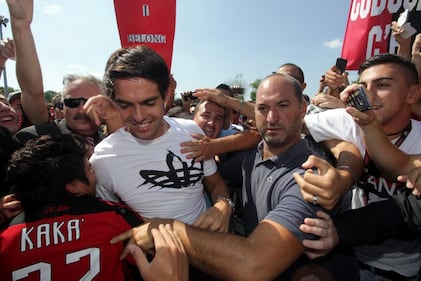 L'arrivo di Kakà a Linate accolto dall'abbraccio dei tifosi 1