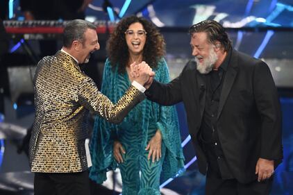 Sanremo 2024: ecco il look della terza serata del Festival di conduttore, co-conduttrice e ospiti 5
