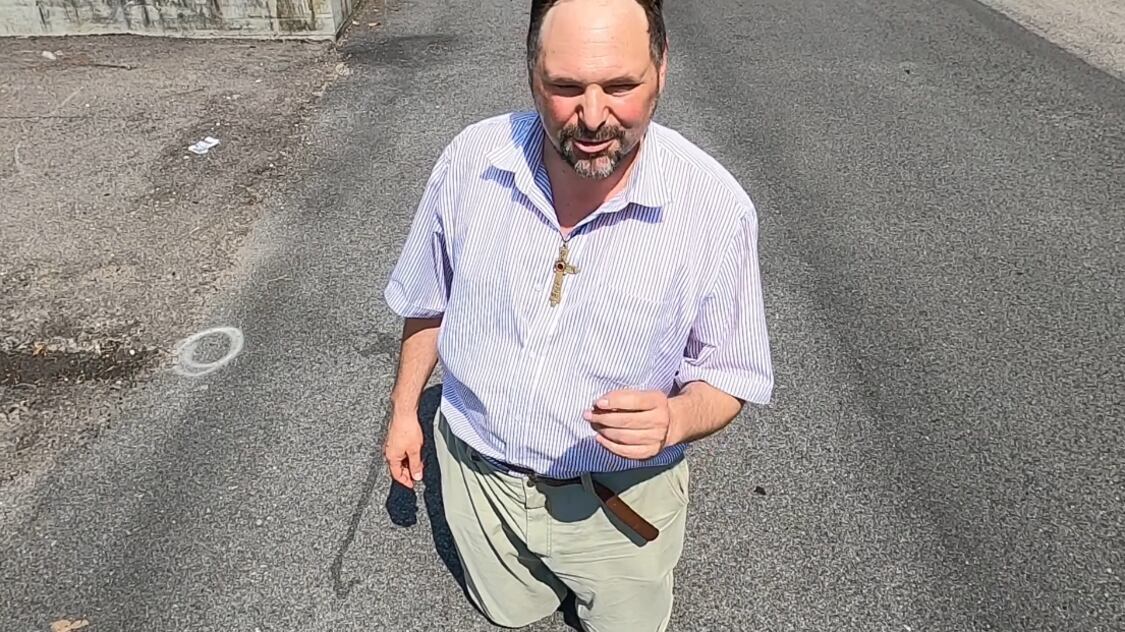 In ginocchio contro “l’edonismo e l’individualismo”: la protesta del filosofo Franz a Udine