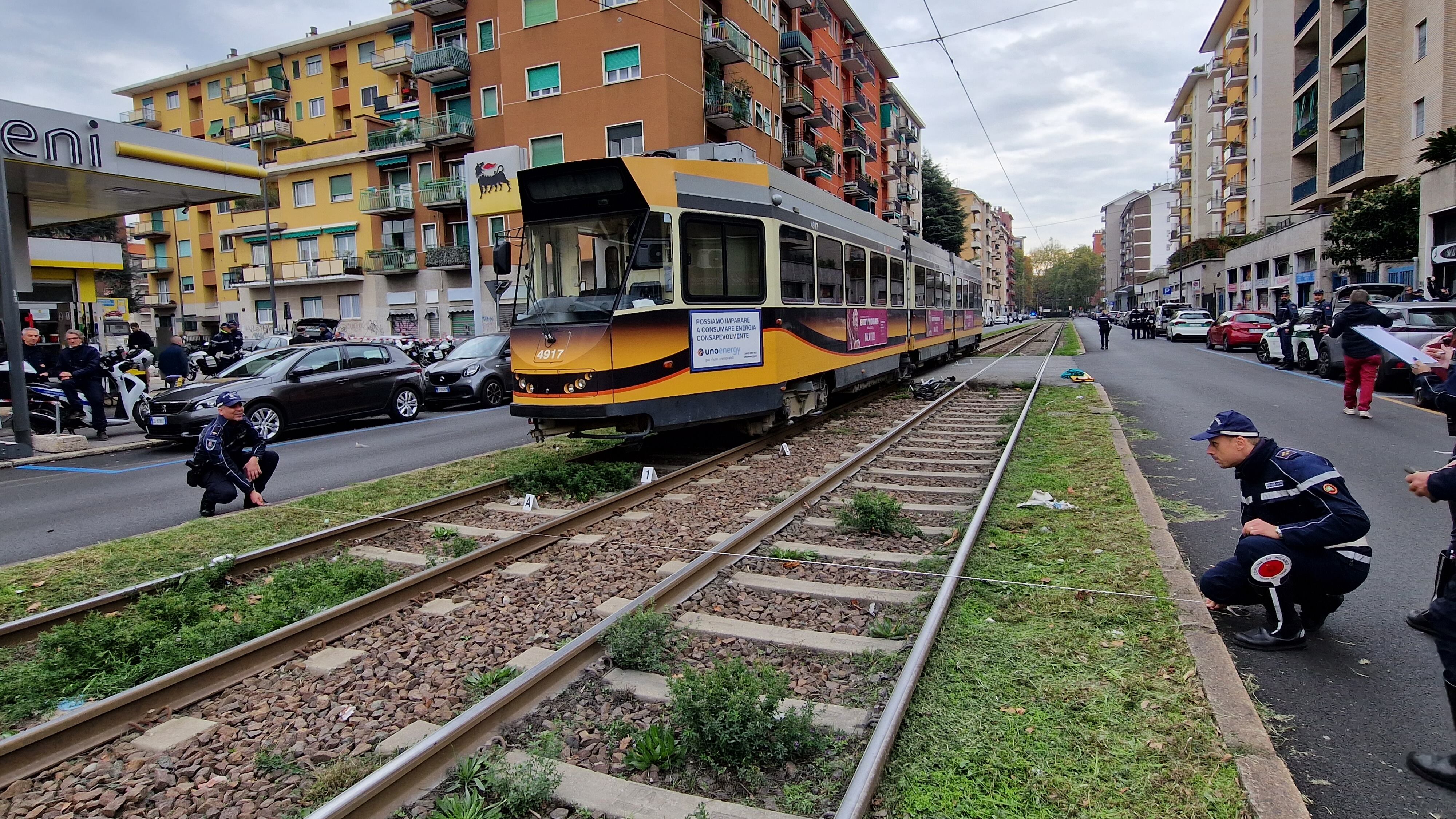 Muore sotto un tram mentre va a scuola in bici. A Milano lutto cittadino