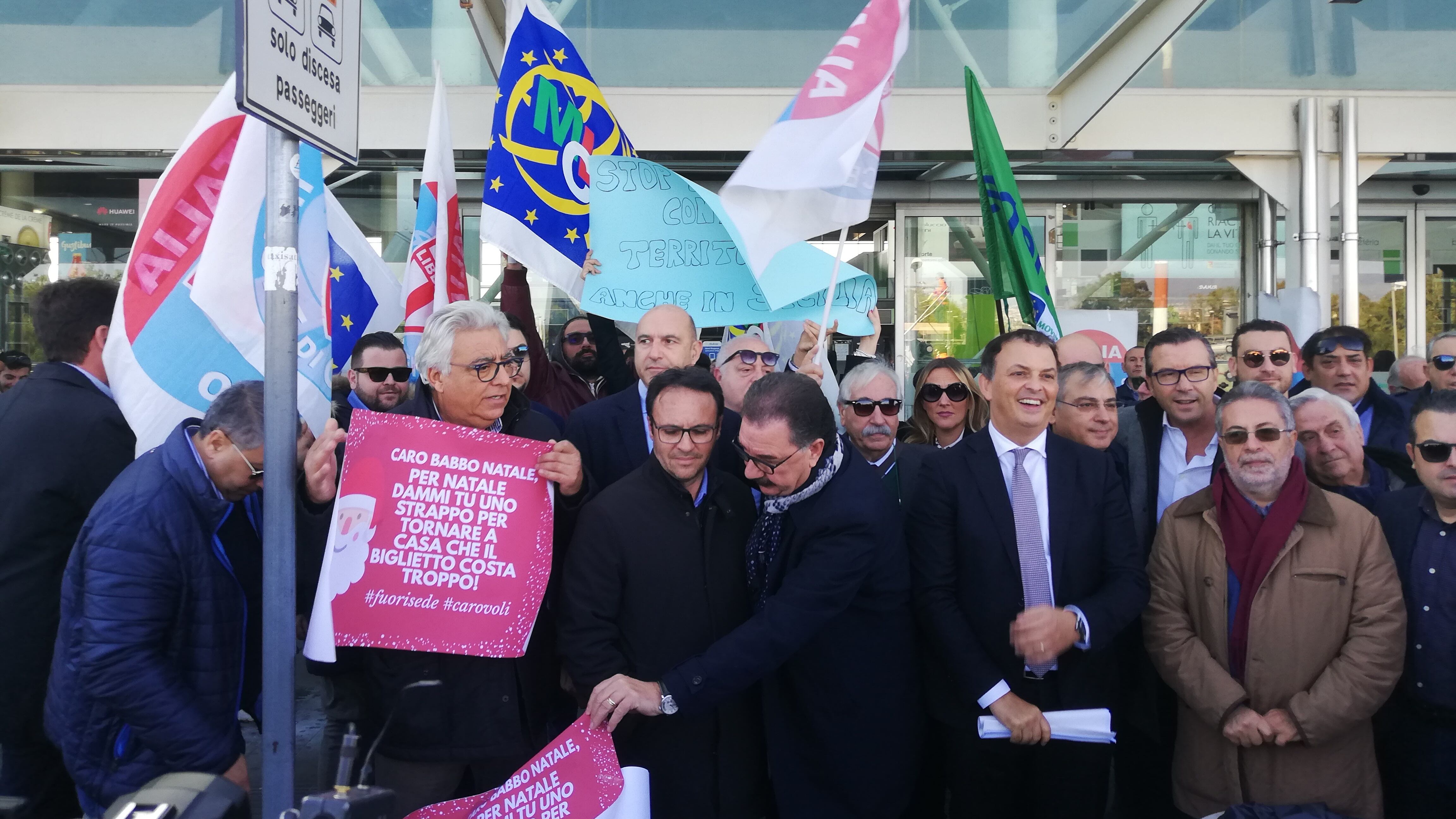 Caro-voli in Sicilia: occupato l'aeroporto di Catania