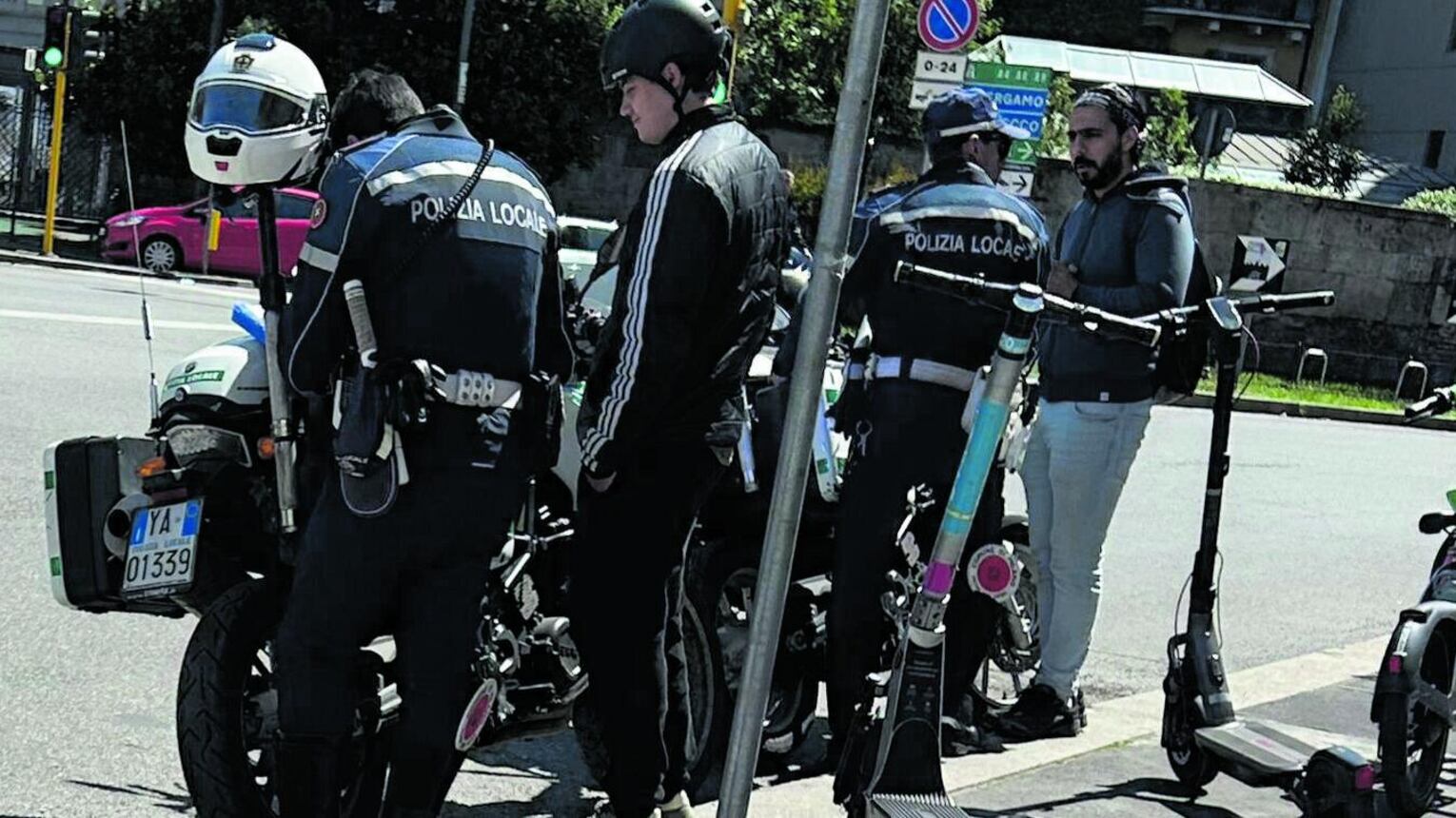 Monopattini, cinquanta multe al giorno per chi è senza targhino o senza casco