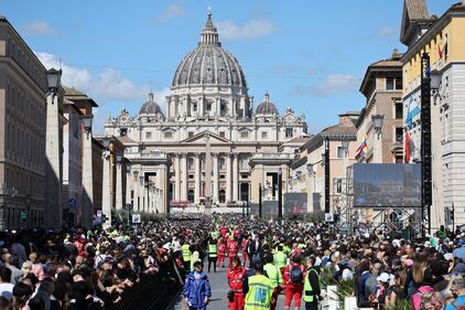 Piazza San Pietro stracolma per le esequie di Papa Francesco 3