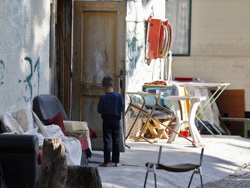 Roma, il campo rom è illegale. Ma la Ue blocca lo sgombero