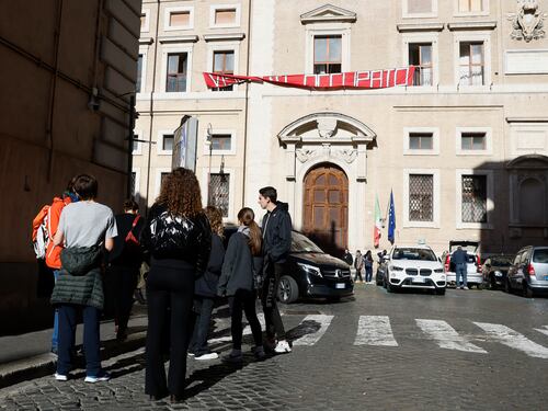 Dalle Ong pro immigrati alle associazioni Lgbt: così l'indottrinamento inizia a scuola
