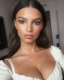 Emily Ratajkowski, hot con l'asciugamano 4