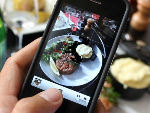 Ora il cibo non si mangia più, si fotografa. Siamo ossessionati dal foodporn