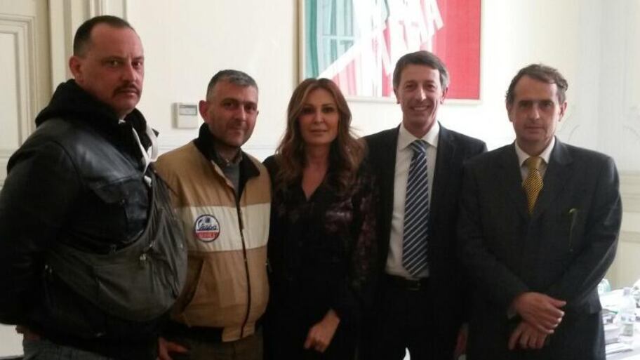 La Santanchè si schiera con i poliziotti per difendere Tortosa