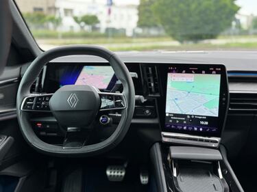 Renault Rafale plug-in: guarda la gallery del suv da 300 CV 17