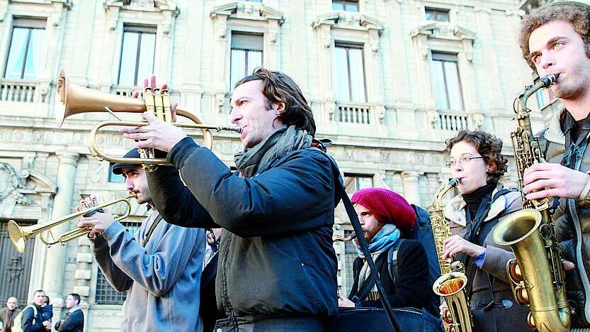 «Nuove regole per gli artisti di strada»