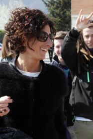 Agnese Renzi paparazzata a scuola e gli alunni fanno gesti alle sue spalle 1
