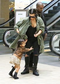 Kim Kardashian, il selfie nudo diventa un murales: foto 10