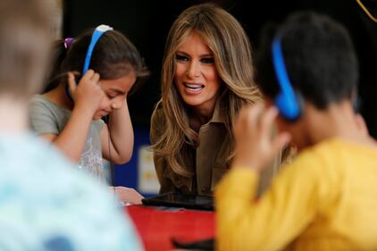 Malania Trump in Arabia Saudita senza velo: tutti i look della First Lady 18