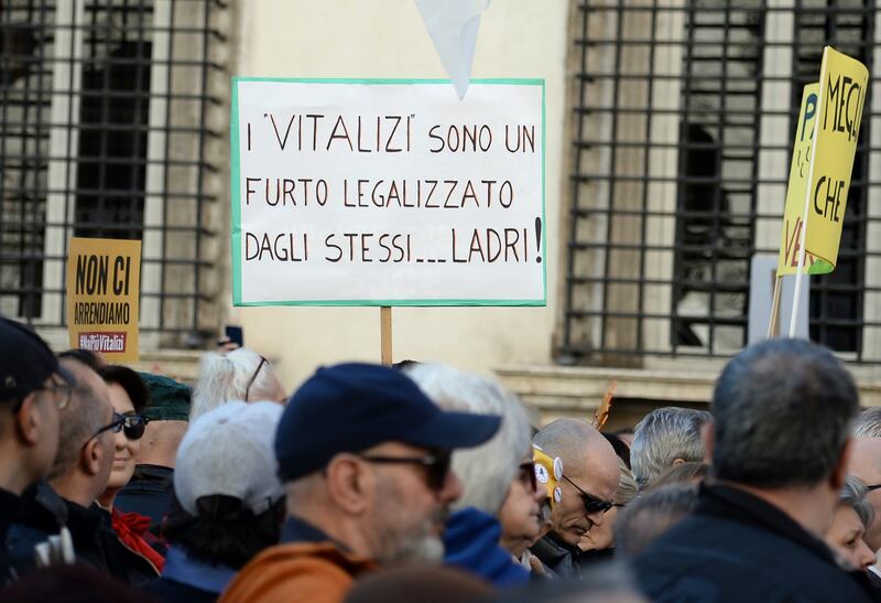 La piazza M5S contro i vitalizi 11