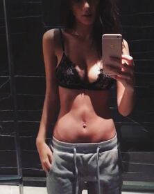 Emily Ratajkowski, selfie hot in reggiseno 3