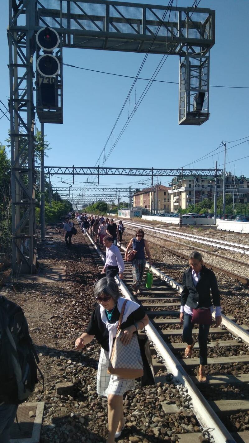 Milano, panico tra i pendolari: "fumo sul treno". A piedi sui binari 2
