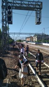 Milano, panico tra i pendolari: "fumo sul treno". A piedi sui binari 2