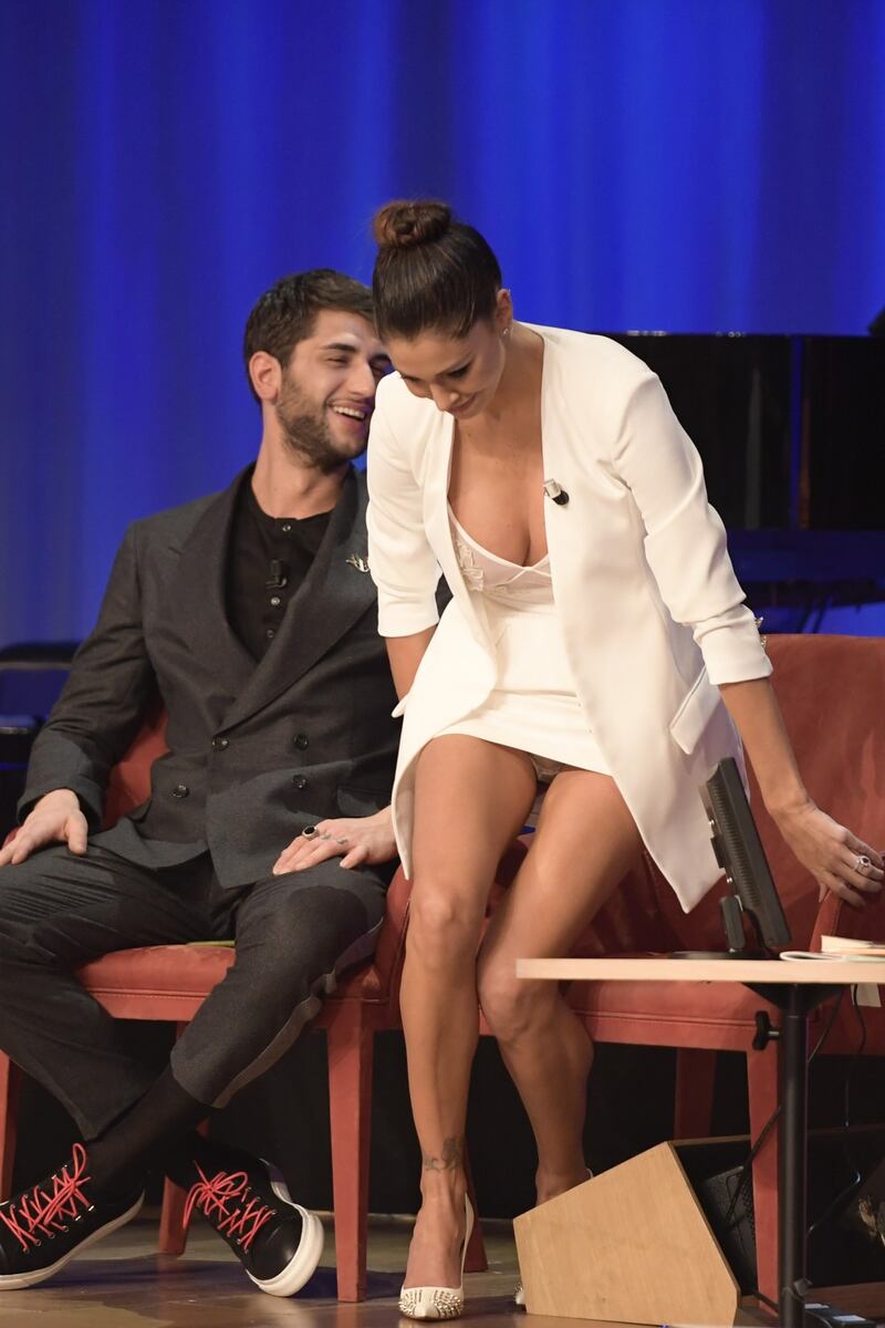 Belen Rodriguez sexy al Maurizio Costanzo Show 9