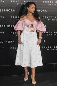 Rihanna, scollatura mozzafiato sul seno 1