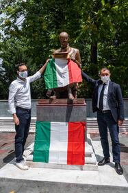Forza Italia mette il tricolore sulla statua Montanelli 5