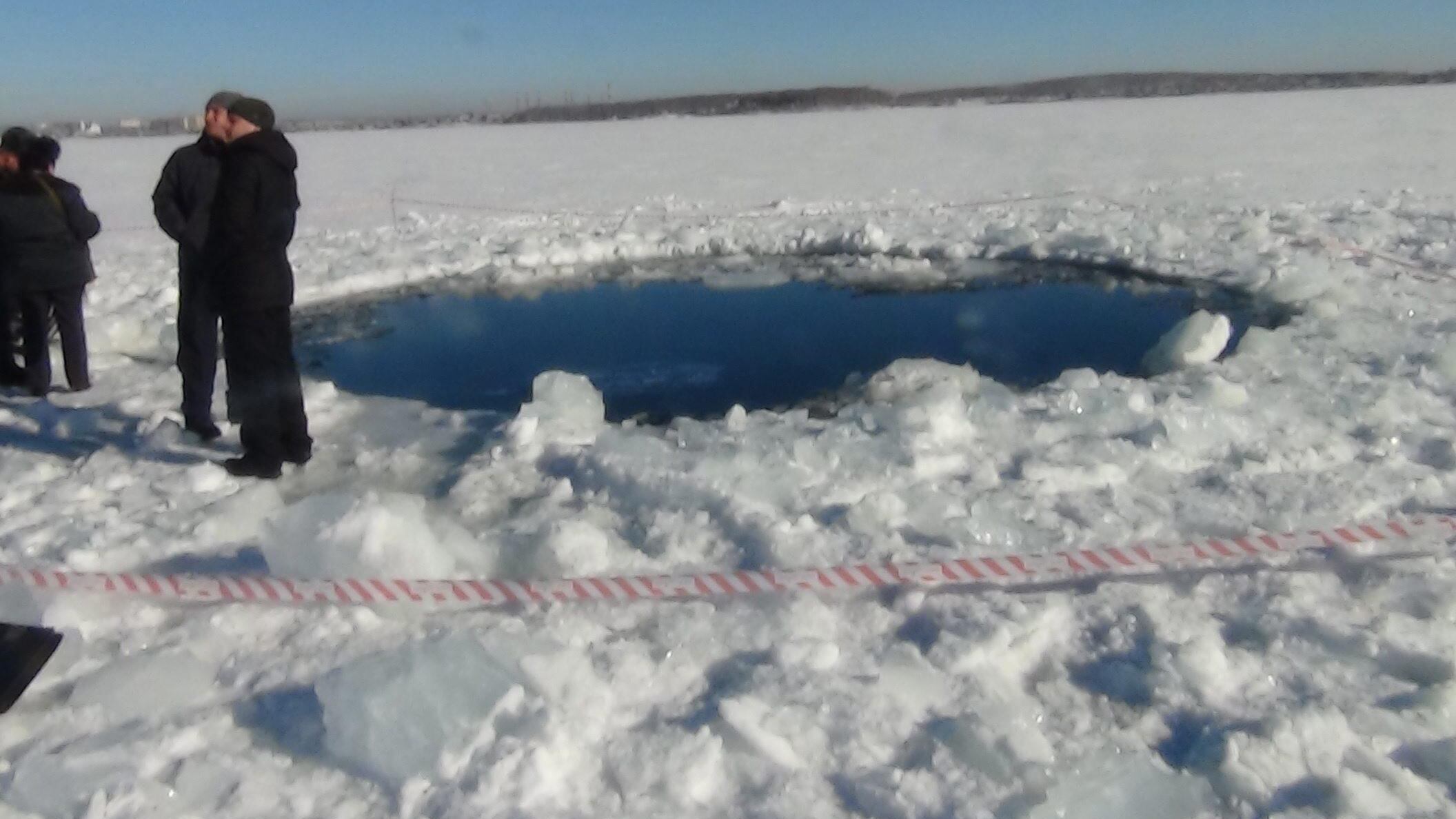 Russia, scia di fuoco nei cieli russi: 1000 feriti, colpite sei città. Attesa per l'asteroide DA14
